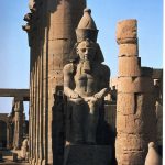 12-Luxsor_tapınağı_Ramses heykeli