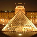 32. Louvre Piramidi